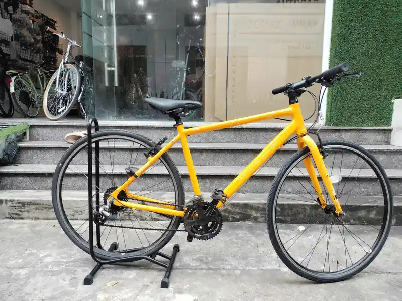 Xe đạp touring tay ngang Nhật bãi màu vàng góc chụp bên bộ truyền động